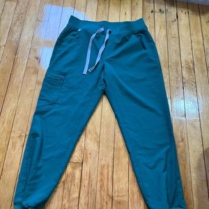 Fig scrubs! 1 pair of jogger and 2 regular ones Hunter green